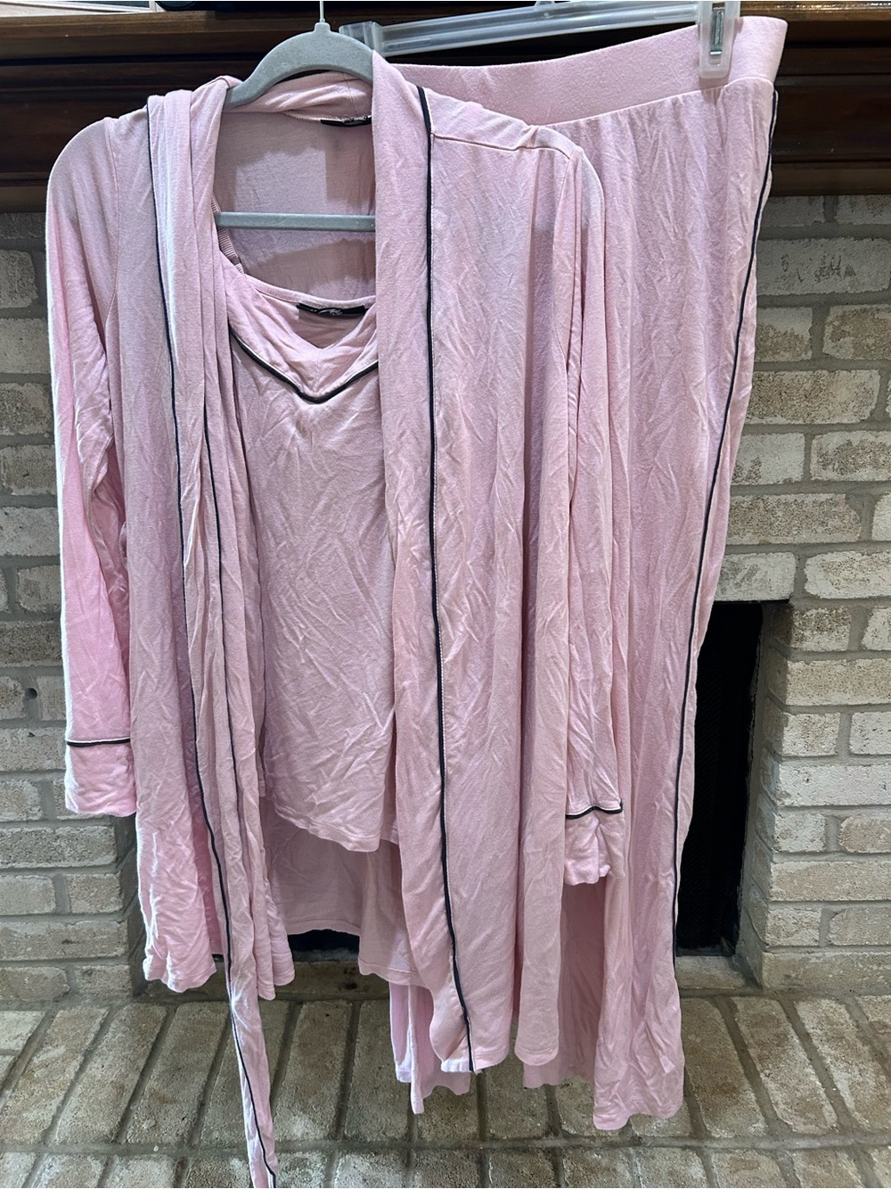A pea in the pod Light Pink Two-Piece Lounge Set with Contrast Trim EUC
